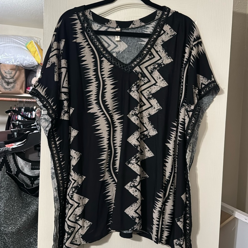 Black and taupe graphic top never worn